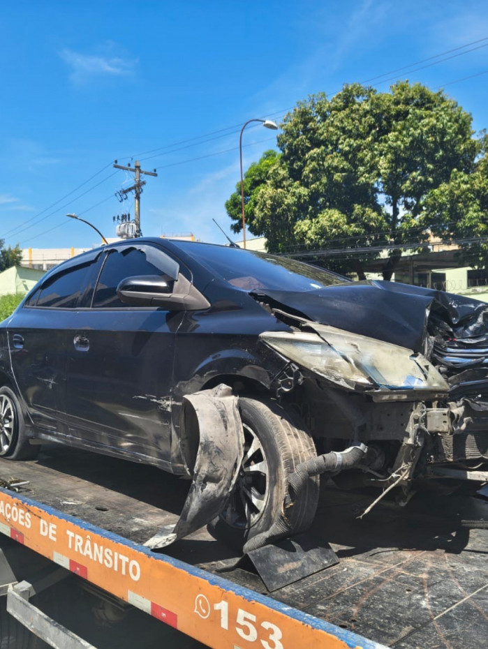 Ve&iacute;culo usado pelo bandido ficou destru&iacute;do
