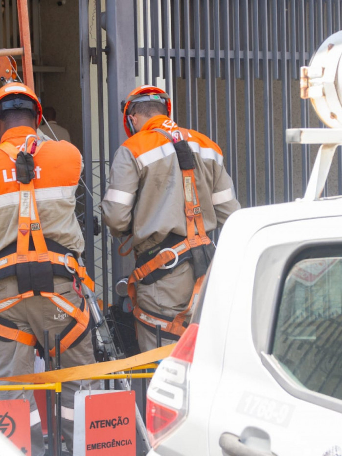 T&eacute;cnicos da Light trabalham nas regi&otilde;es afetadas da Zona Sul para restabelecer o fornecimento de energia