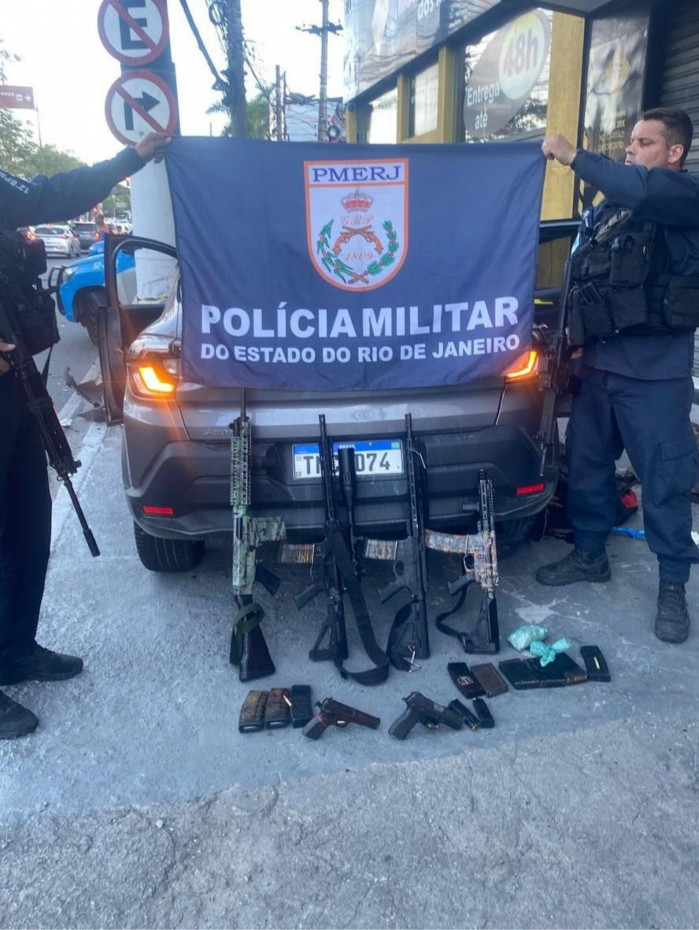 Foram apreendidos 4 fuzis, 8 carregadores de fuzis, 2 pistolas e quantidade de drogas 