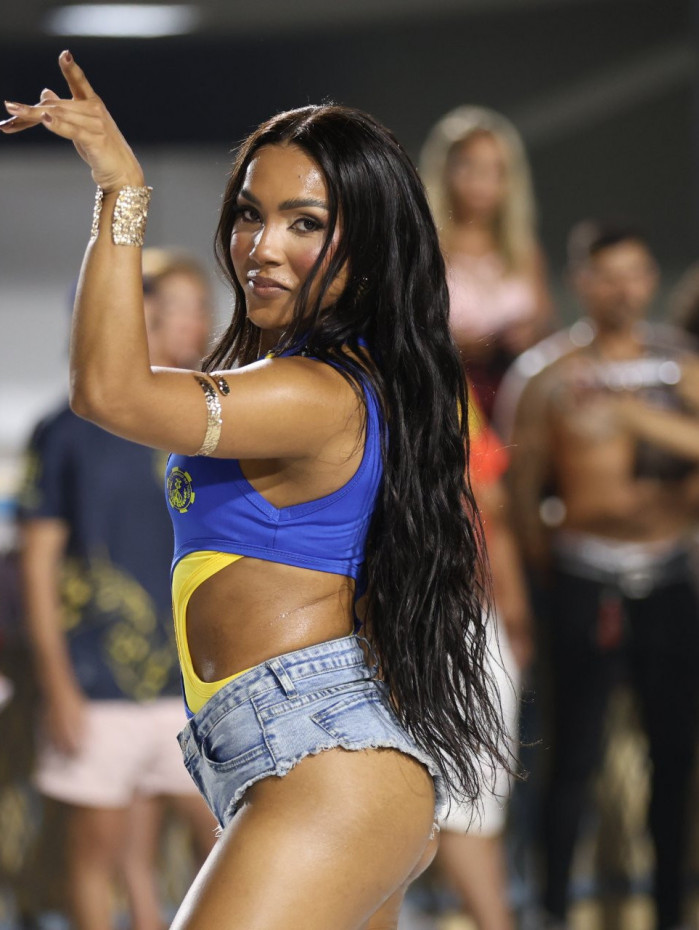 Mayara Lima ensaia no setor 11 da Sapuca&iacute;