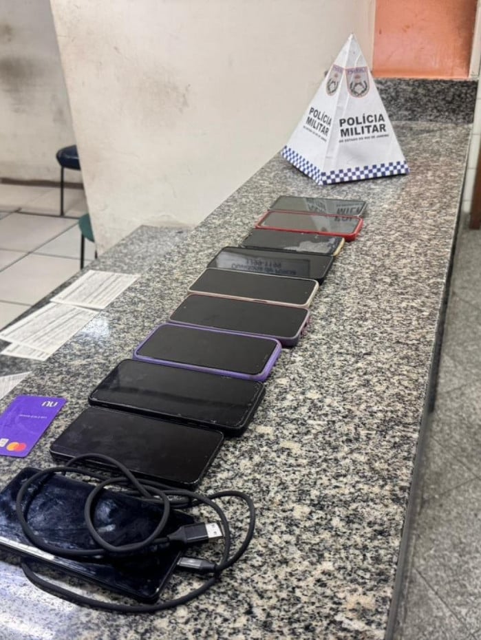 Policiais recuperaram 10 celulares e um cart&atilde;o de cr&eacute;dito