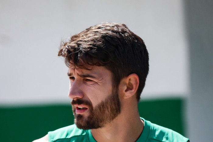 Everaldo pode ganhar chances com as aus&ecirc;ncias de Cano e JK
