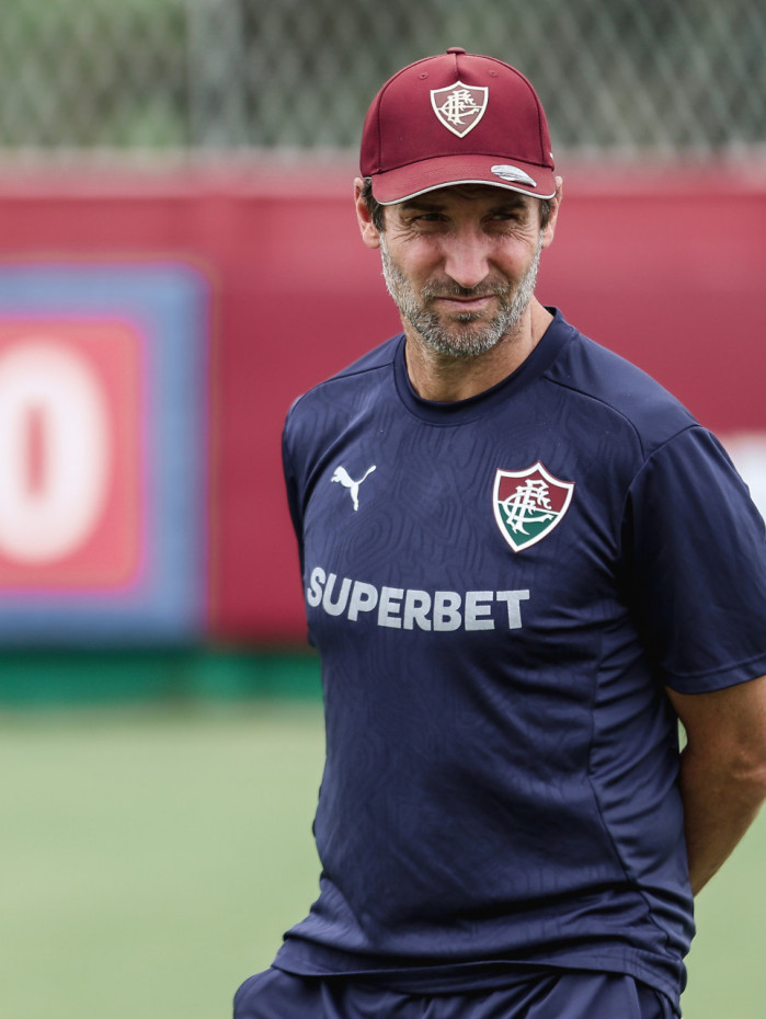 Maxi Cuberas segue comandando a equipe nos treinamentos devido à ausência de Luís Zubeldía