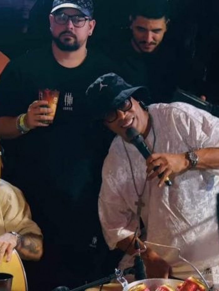 M&uacute;sica inspirada em Ronaldinho Ga&uacute;cho re&uacute;ne jogador do Palmeiras em clipe