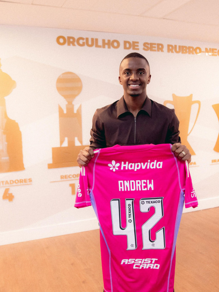 Andrew foi oficialmente apresentado no Flamengo e recebeu a camisa 42