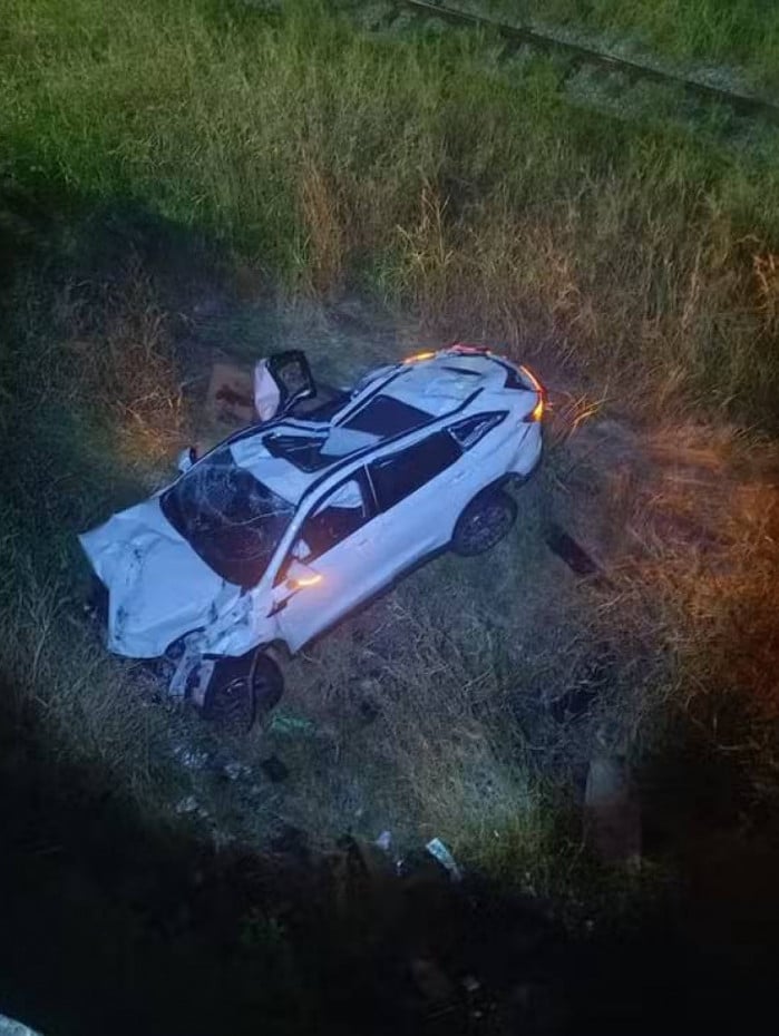 O carro ficou destru&iacute;do ap&oacute;s cair na linha f&eacute;rrea