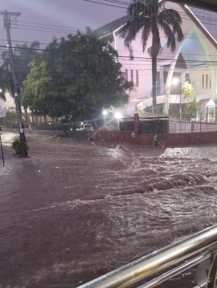 Moradores registraram alagamento na Vila Kosmos