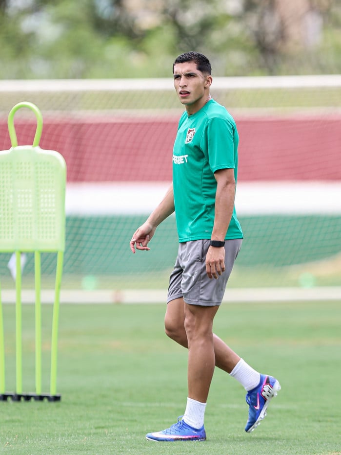 Serna em treino do Fluminense