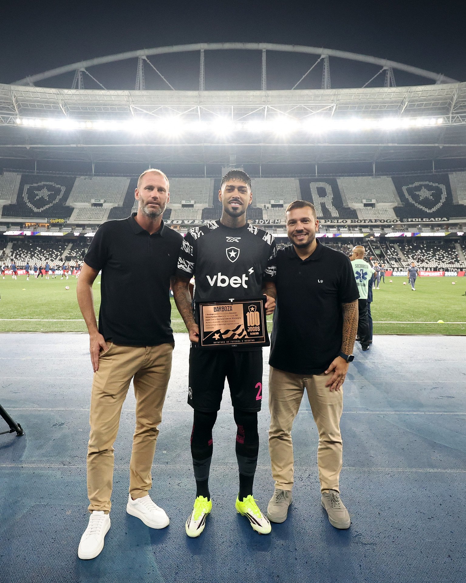 Barboza recebe homenagem antes de partida contra o Bangu