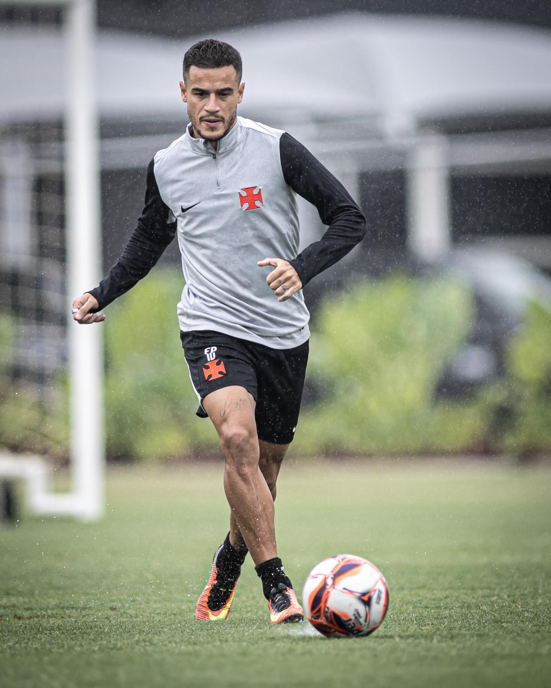 Coutinho, camisa 10 do Vasco, tenta comandar a reação no Carioca