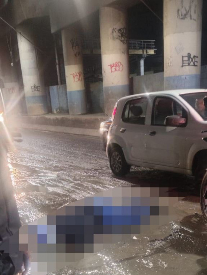 A v&iacute;tima ficou ca&iacute;da na lama ap&oacute;s ser baleada e ter a moto roubada