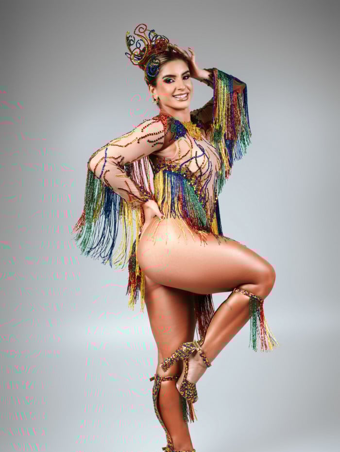 Carolane Silva estreia como rainha de bateria da Inocentes de Belford Roxo