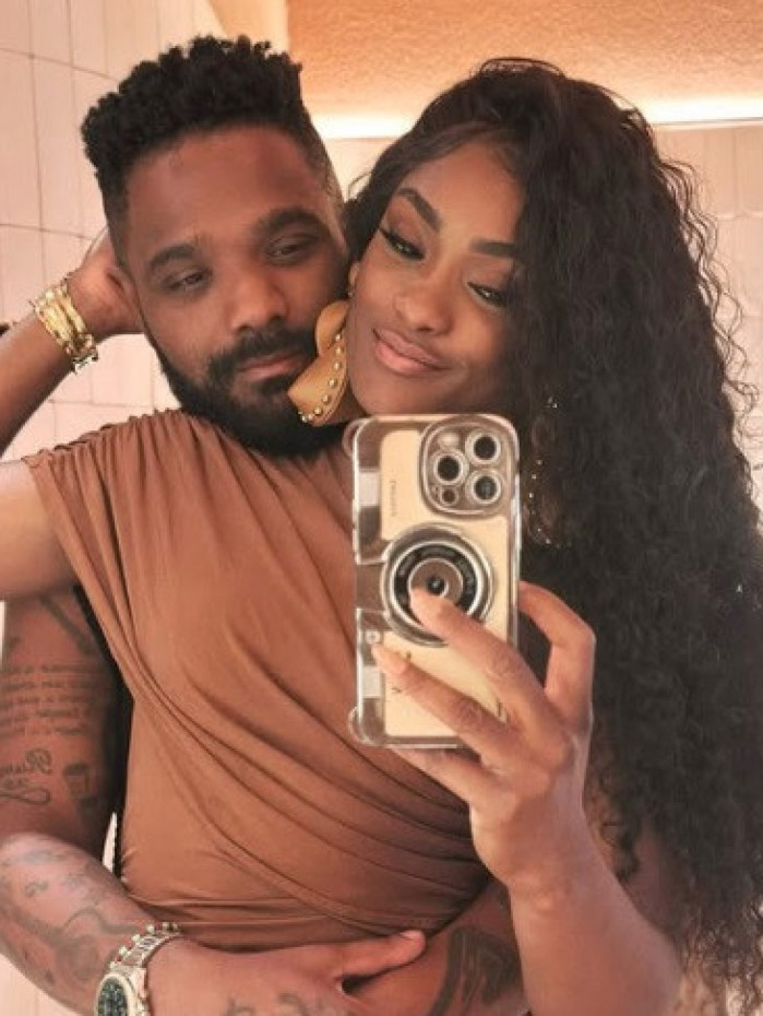 Erika Januza namora o cantor Arlindinho