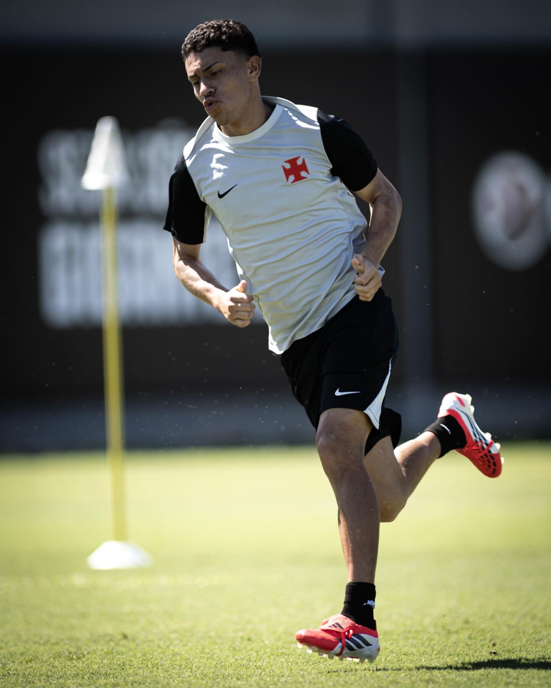 Johan Rojas chegou por empréstimo com opção de compra junto ao Monterrey, do México