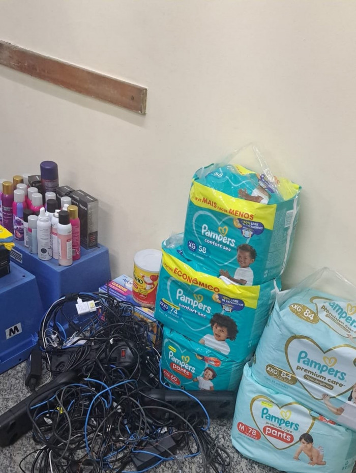 Suspeitos tentaram furtar fraldas, leite em p&oacute; e itens cosm&eacute;ticos 