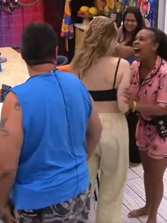 Sol Vega d&aacute; empurr&atilde;o em Ana Paula Renault