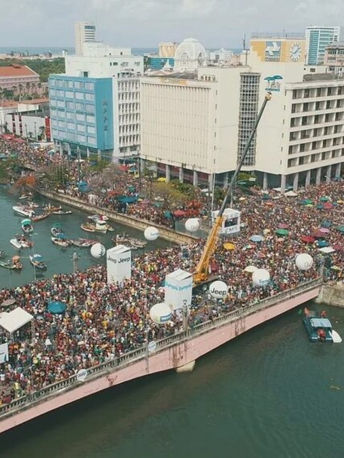 Maior bloco do mundo, Galo da Madrugada sai &agrave;s ruas de Recife com 30 trios el&eacute;tricos