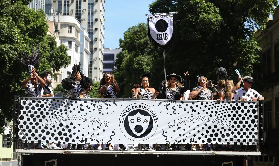 Cord&atilde;o do Bola Preta celebra tradi&ccedil;&atilde;o de 107 carnavais no Rio

