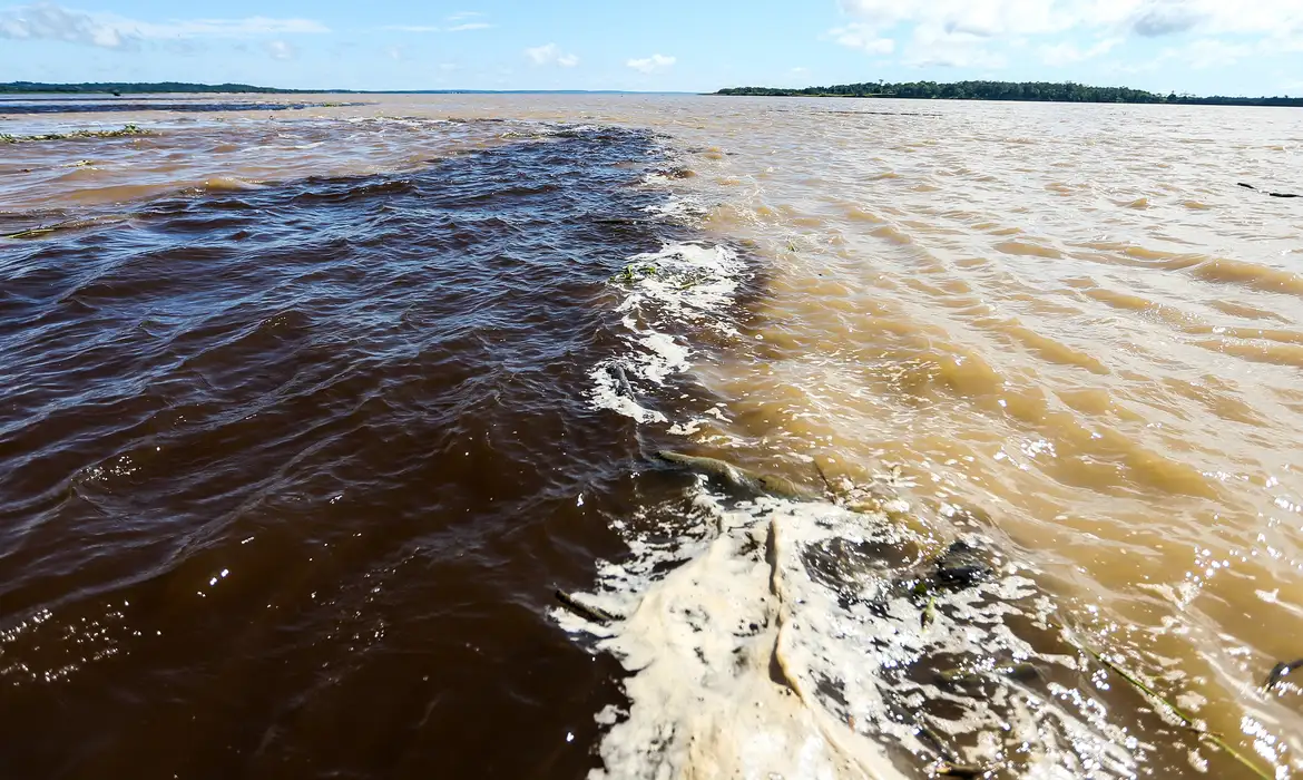 Naufr&aacute;gio no Amazonas deixa dois mortos e sete pessoas desaparecidas
