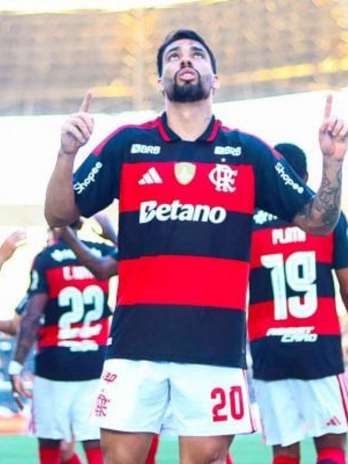 Com gol de Paquet&aacute;, Flamengo vence o Botafogo e segue vivo pelo tri