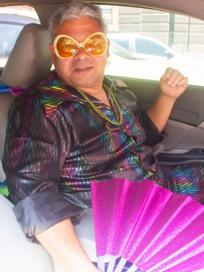 Humberto Magalh&atilde;es, 50, imita bord&otilde;es do comentarista de Carnaval Milton Cunha