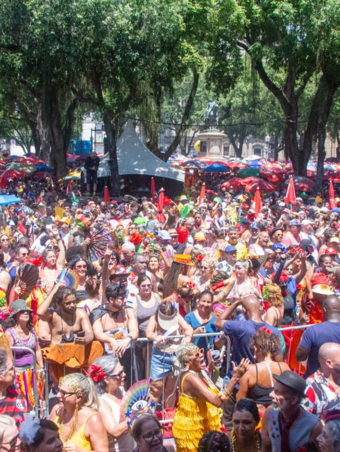 Vista mostra a Pra&ccedil;a XV tomada por foli&otilde;es que acompanham o cortejo e as apresenta&ccedil;&otilde;es do Cord&atilde;o do Boitat&aacute;.