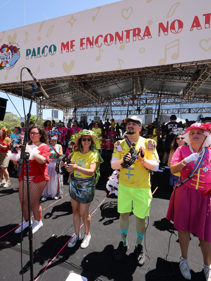 Cerca de 100 ritmistas ditaram o ritmo da manh&atilde;