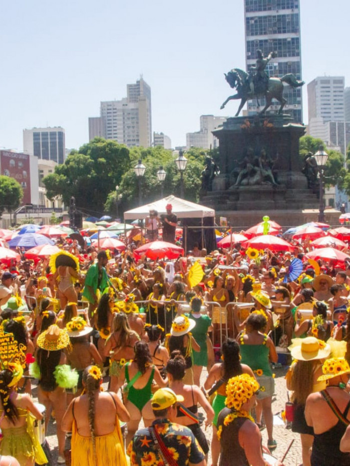 Bloco 'Que Pena Amor' na Pra&ccedil;a Tiradentes, no Centro do Rio, nesta segunda-feira (16)