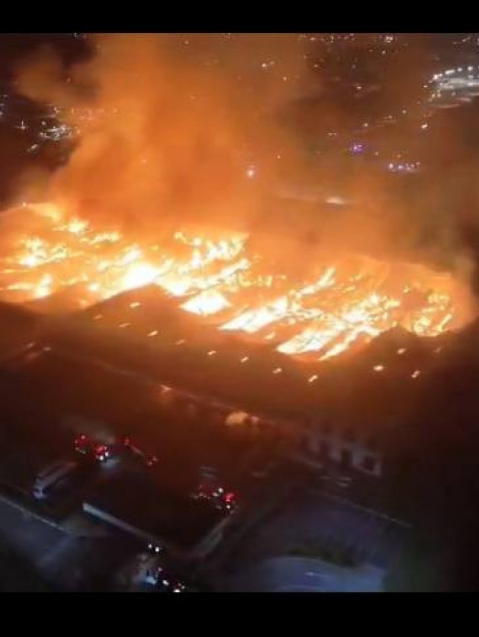 Cerca de 18 viaturas e 48 bombeiros foram enviados ao local durante a madrugada para conter as chamas