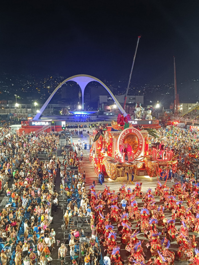 Portela chega &agrave; Pra&ccedil;a da Apoteose 