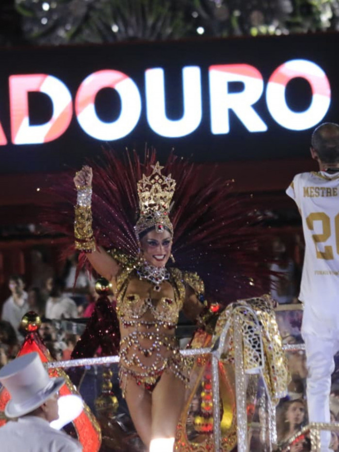 Ao lado do Mestre Ci&ccedil;a, Juliana Paes brilha no desfile da Viradouro