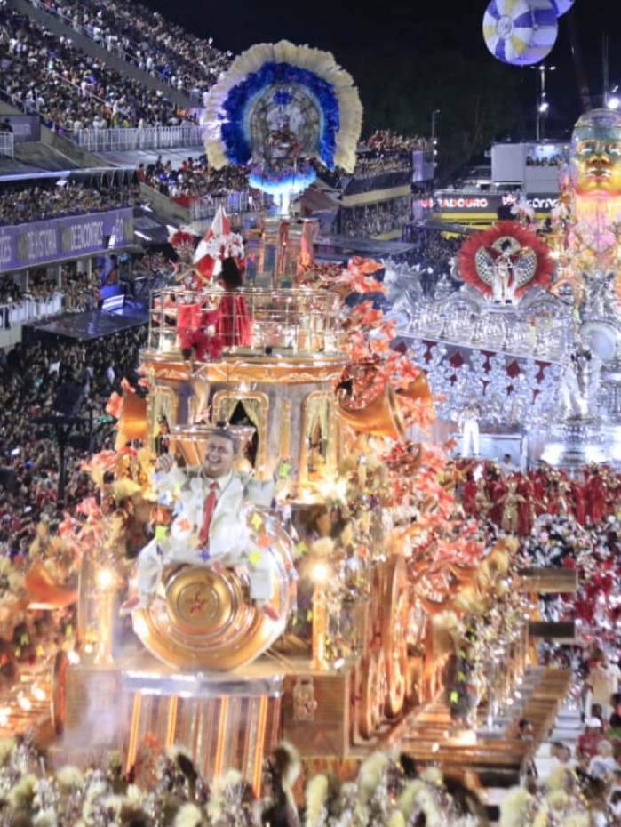 Viradouro fez desfile emocionante na Sapuca&iacute;