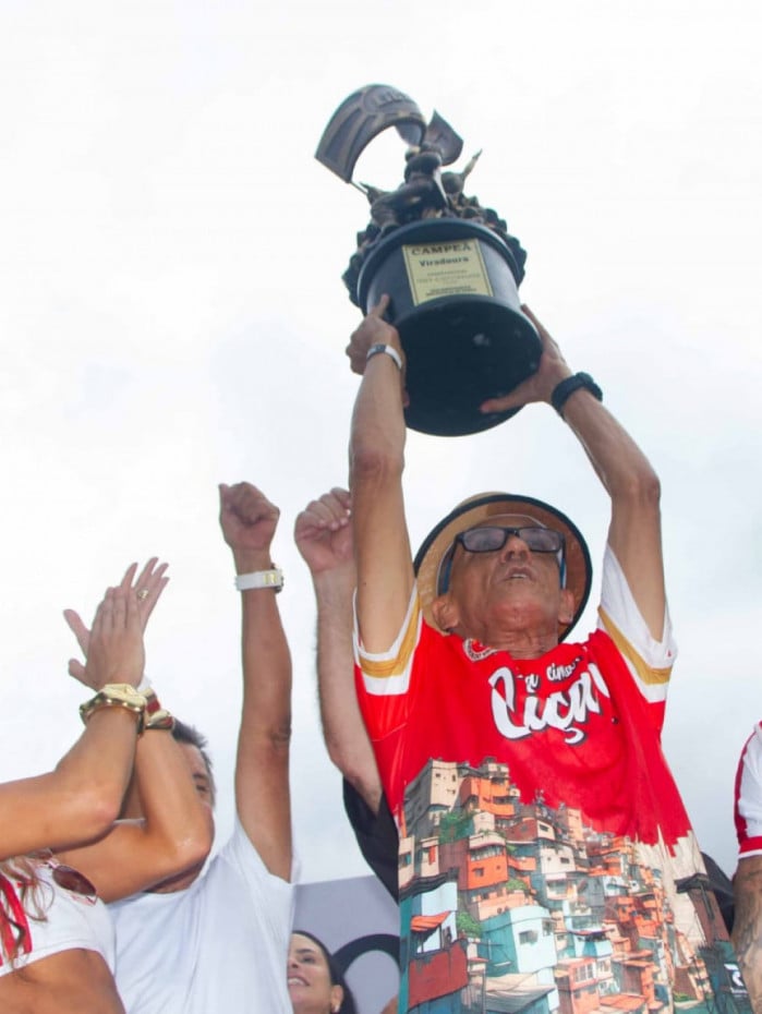 Mestre Ci&ccedil;a ergue o trof&eacute;u e Juliana Paes aplaude