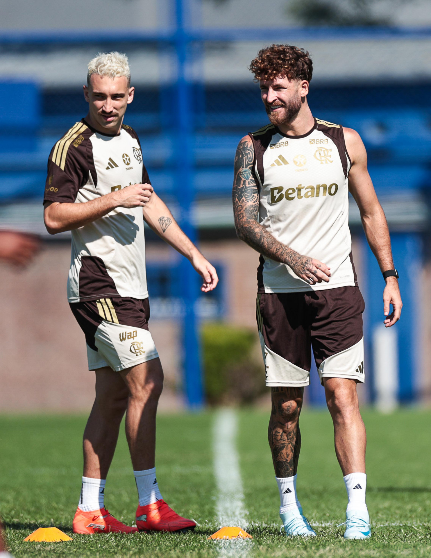 Dupla de \'Léos\' formaram defesa sólida em 2025, mas até aqui tem demonstrado muita instabilidade 