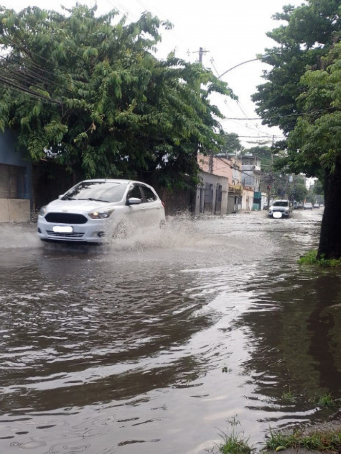 V&aacute;rios pontos da Ilha do Governador ficaram alagados durante temporal