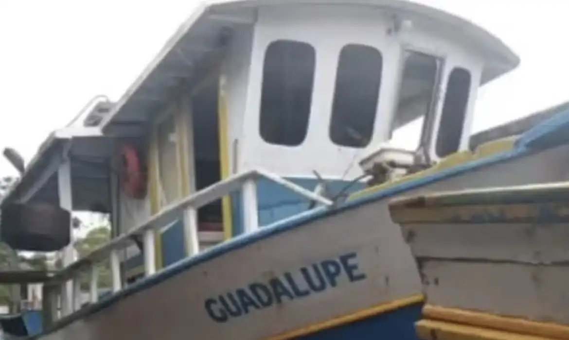 Em Ubatuba, duas pessoas morrem ap&oacute;s barco naufragar durante chuva e ventania