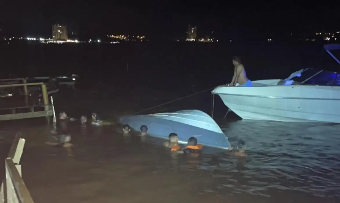 Lancha colide com p&iacute;er e deixa seis mortos na divisa entre MG e SP