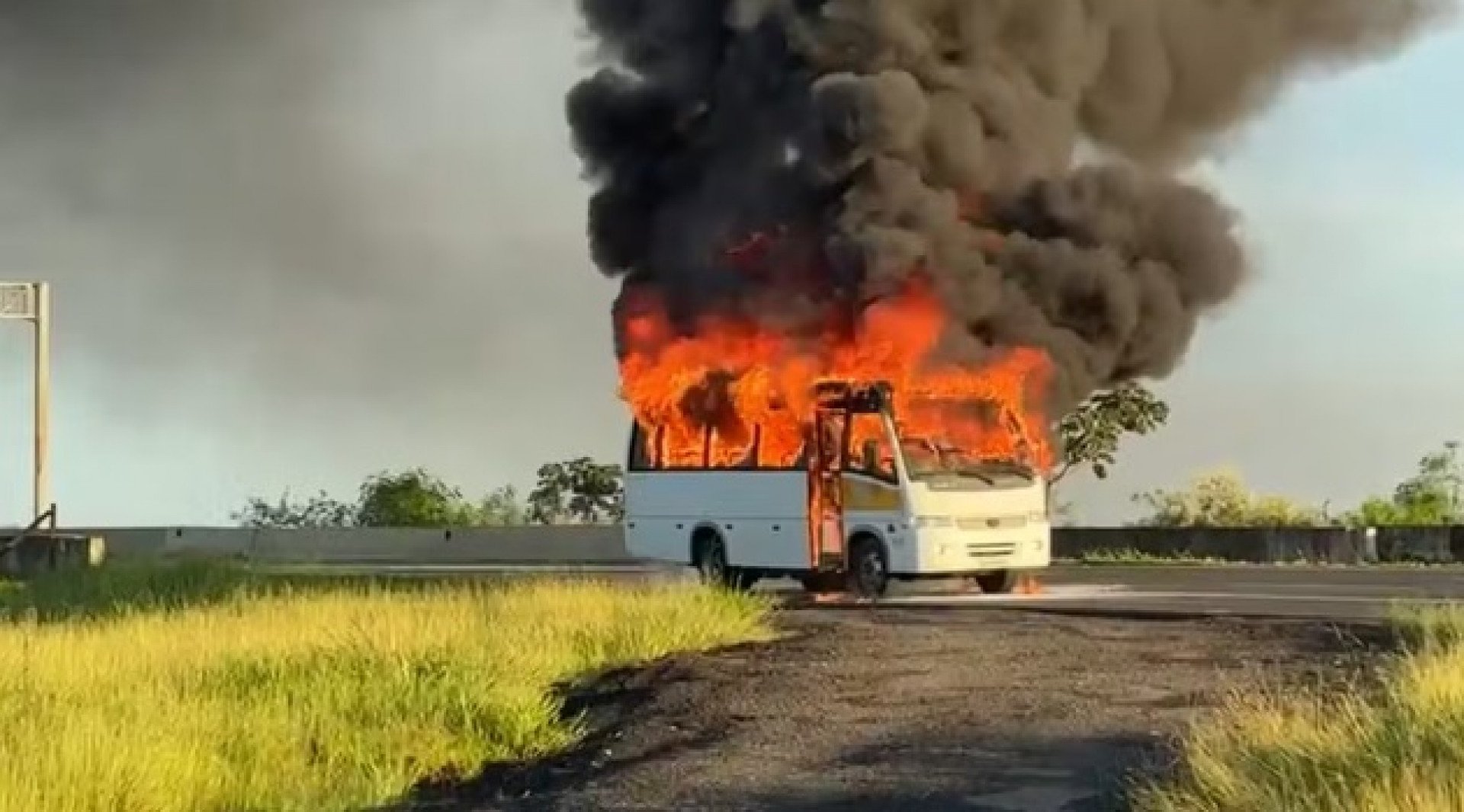 Micro-&ocirc;nibus com atletas de carat&ecirc; pega fogo na Rodovia dos Bandeirantes