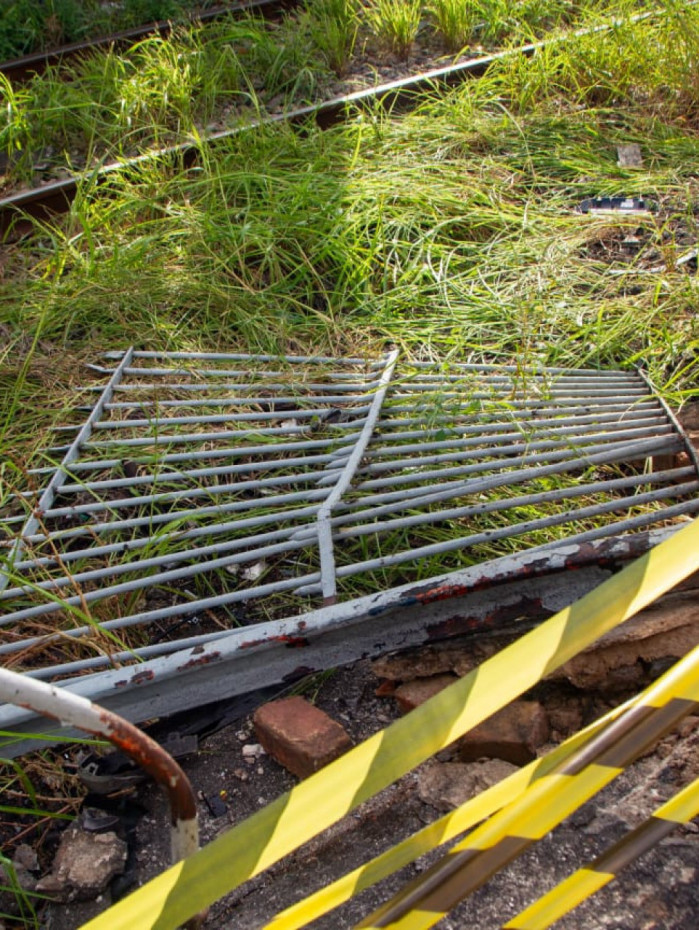 Colis&atilde;o foi t&atilde;o forte que derrubou as grades da esta&ccedil;&atilde;o de Ramos; A &aacute;rea precisou ser isolada