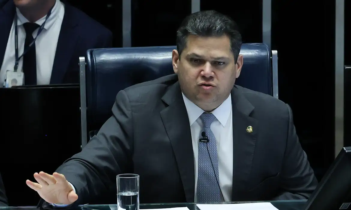 Diferentemente da PEC aprovada na C&acirc;mara, Alcolumbre despachou a proposta da oposi&ccedil;&atilde;o para a CCJ no mesmo dia 