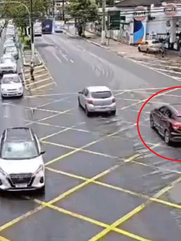 Adolescentes seguem em dire&ccedil;&atilde;o &agrave; ponte Rio-Niter&oacute;i com o carro furtado