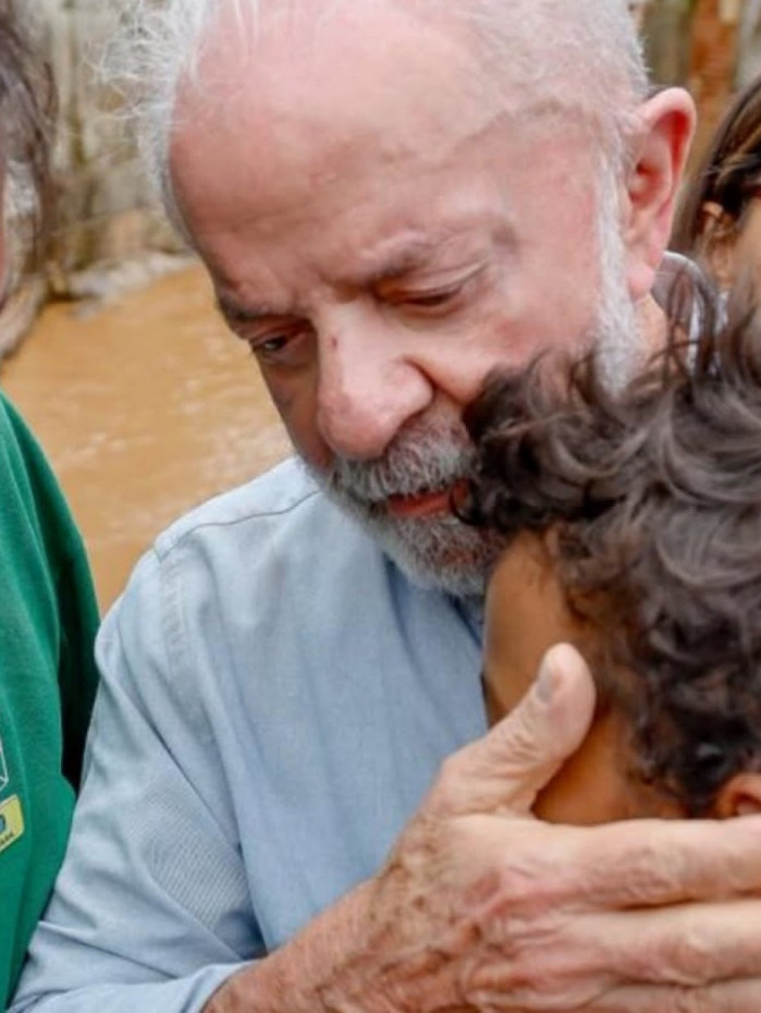 Lula visita regi&atilde;o atingida por enchentes em Ub&aacute;, Minas Gerais
