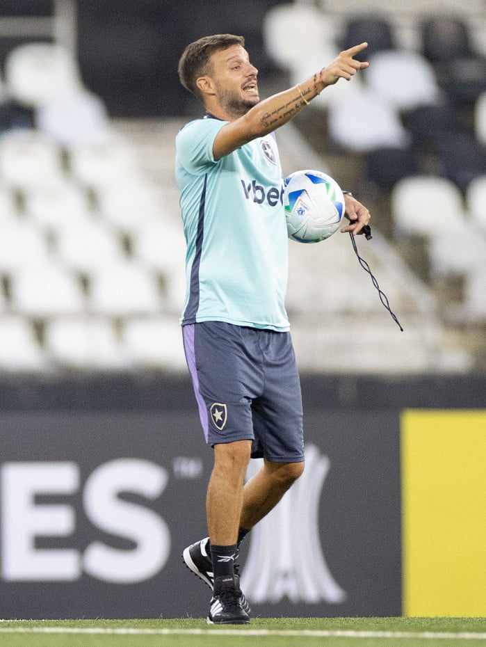 Mart&iacute;n Anselmi espera a chegada de novas contrata&ccedil;&otilde;es