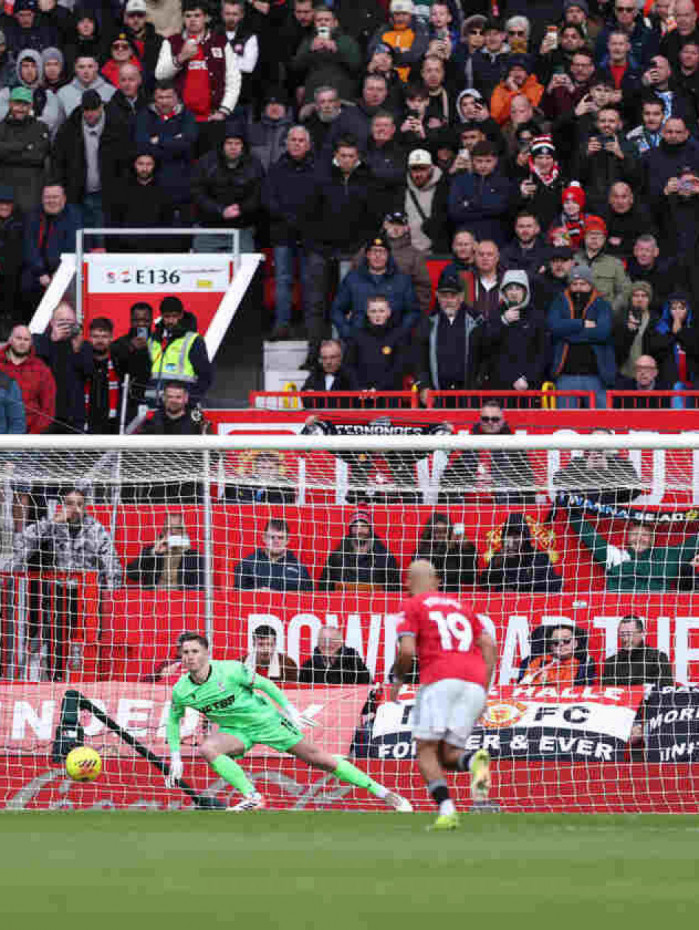De virada, United vence Crystal Palace e sobe para terceiro na Premier League