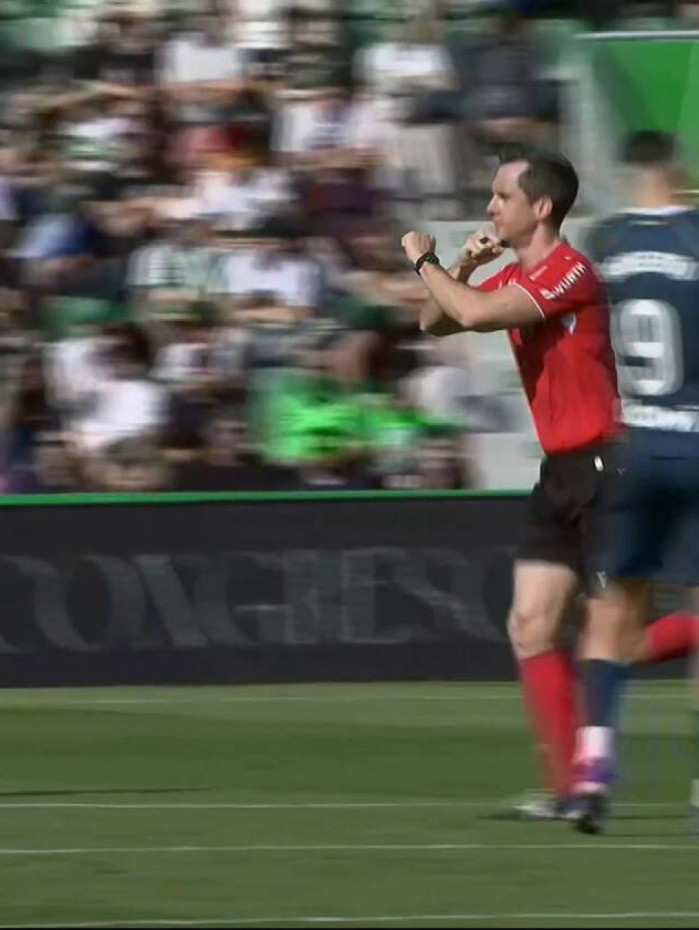 Jogo do Campeonato Espanhol &eacute; interrompido por causa de racismo