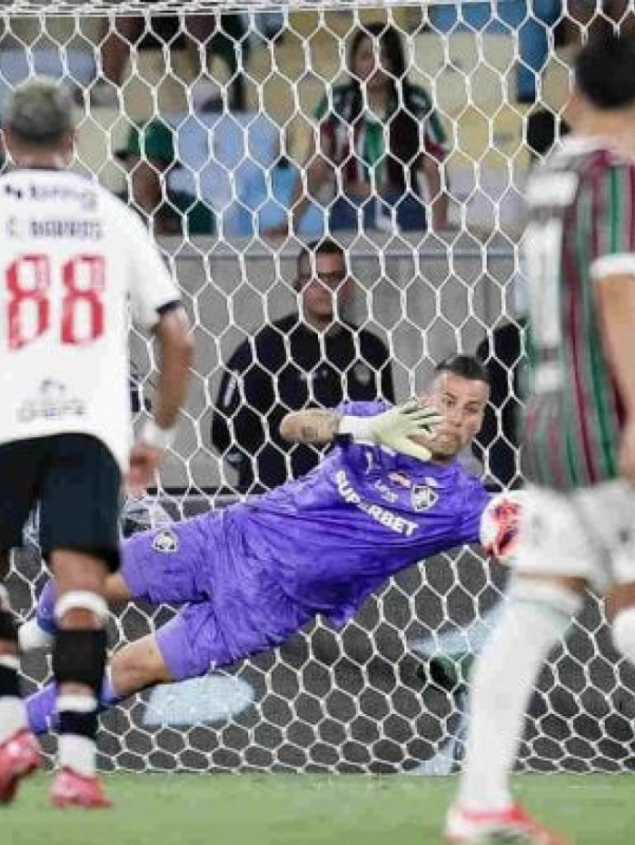 F&aacute;bio entra para seleto grupo de goleiros da hist&oacute;ria do Fluminense ap&oacute;s defender p&ecirc;nalti decisivo