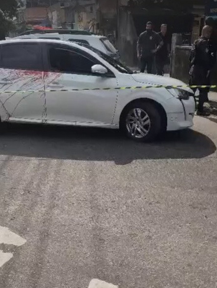 Homens foram executados dentro de carro