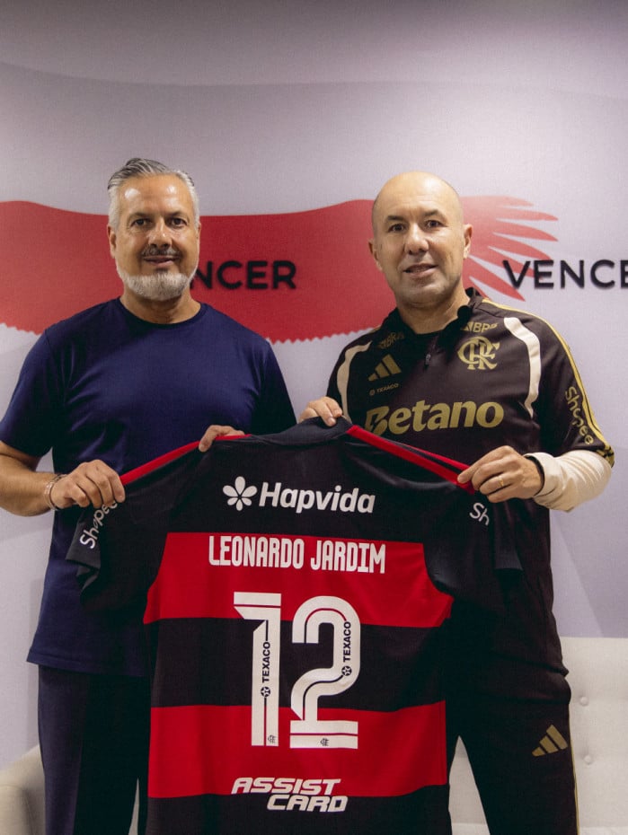 Leonardo Jardim e Jos&eacute; Boto com a camisa do Flamengo