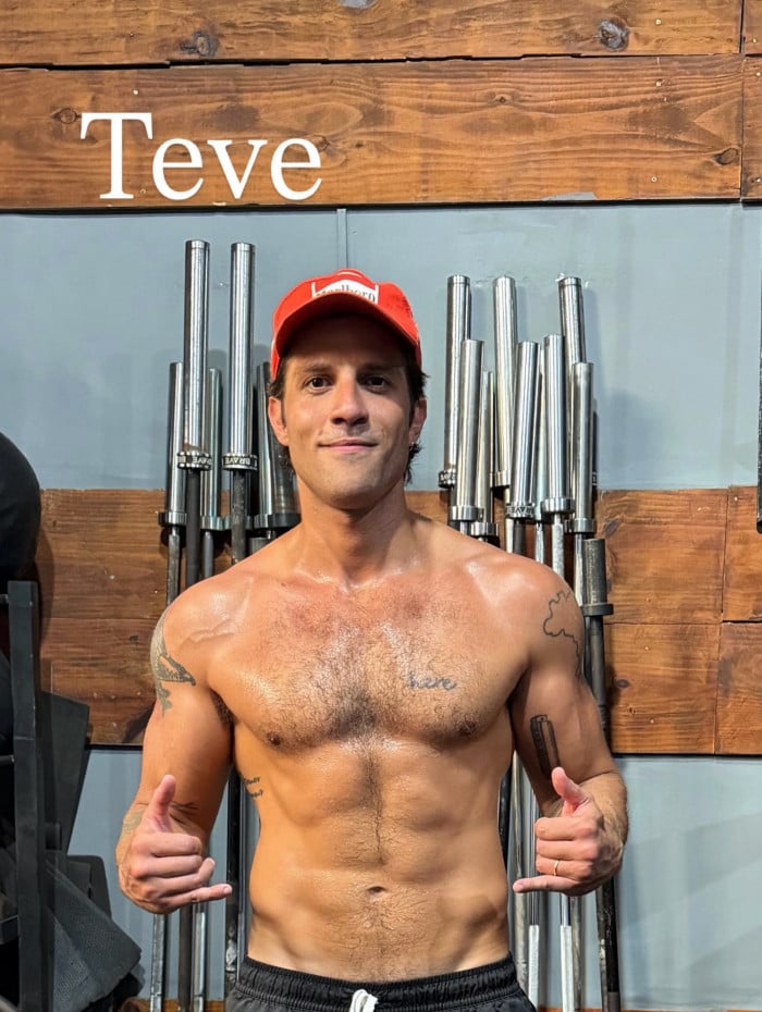 Chay Suede posa sem camisa ap&oacute;s treino e mostra abd&ocirc;men definido