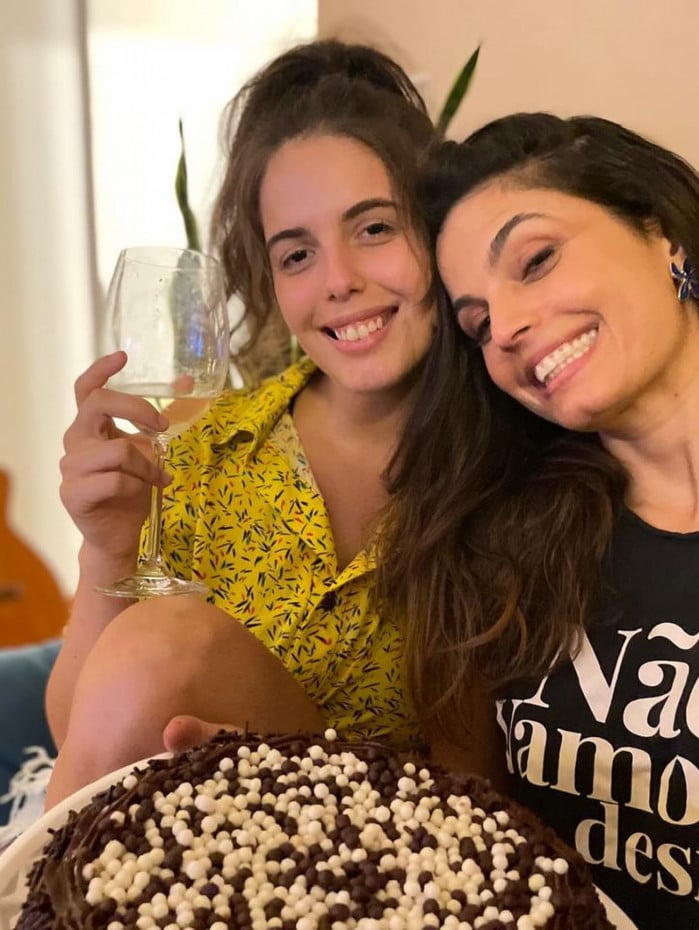 Emanuelle Ara&uacute;jo comemora os 32 anos da filha nas redes e seguidores comentam semelhan&ccedil;a